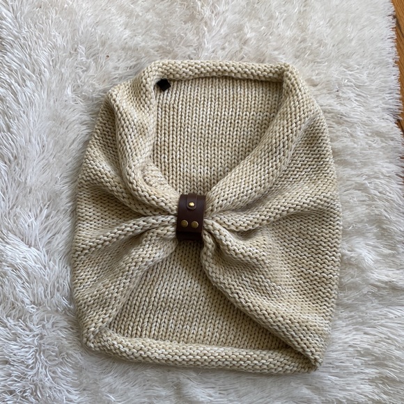 Boutique oatmeal scarf with brown faux leather  cuff - Picture 8 of 9